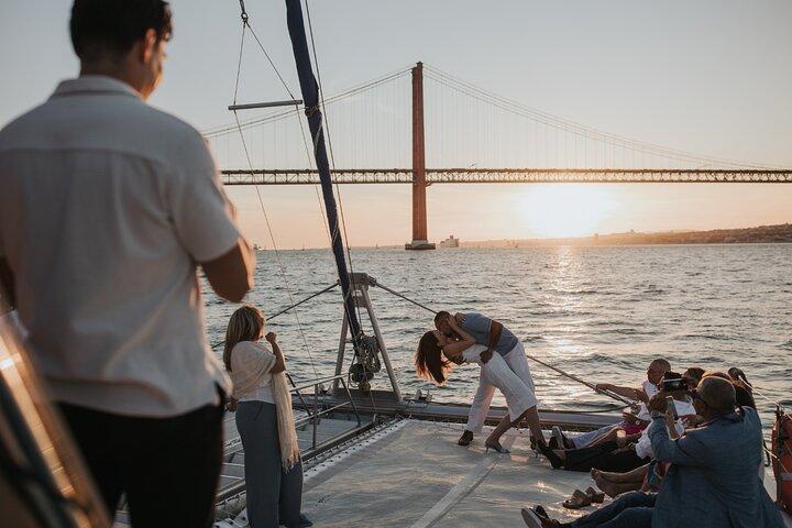 Lisbon : Boat tour at sunset at Catamaran c/ 1 drink