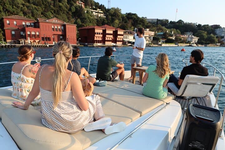 Small Group Yacht Tour With Unlimited Wine, Fruits & Mixed Nuts