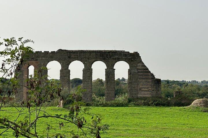 Private E-bike tour of Appian way&aqueduct(Catacombs,food option)