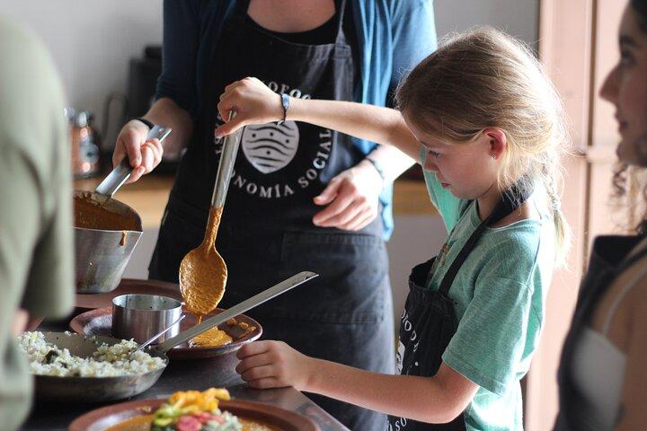 Prepare an Oaxacan Mole by a Traditional Cook