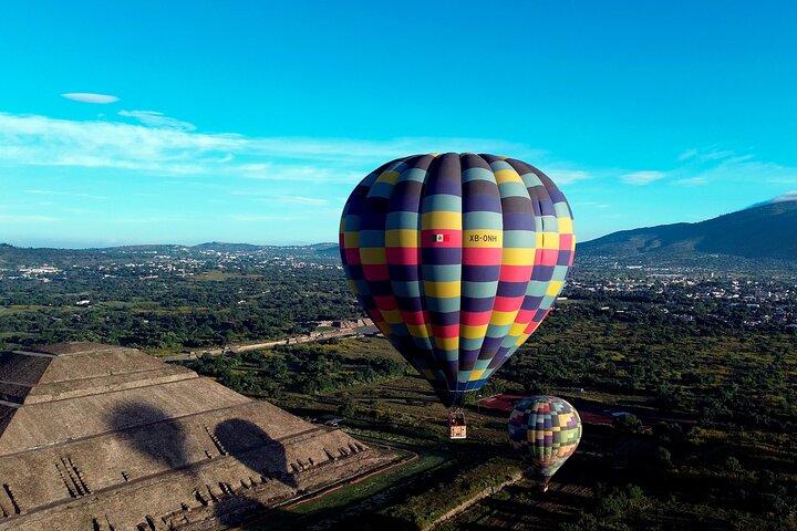Balloon flight + Transportation from CDMX and cave breakfast.