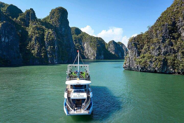 Ha Long Bay Luxury Day Cruise from Hanoi with Buffet Lunch