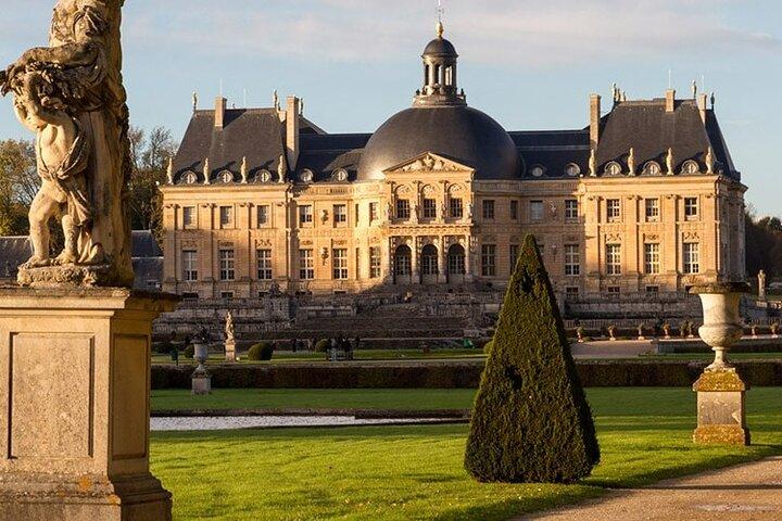 Chateau of Fontainebleau and Vaux le Vicomte 9-Hour Private Tour