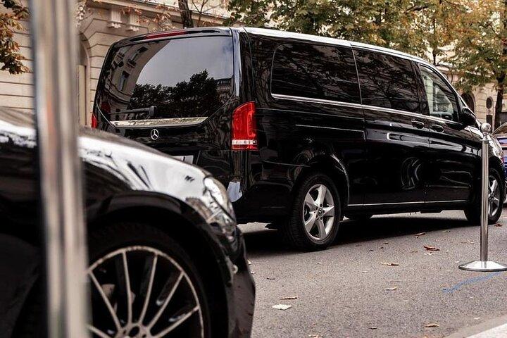 Private transfer from Lisbon to Porto with two Sightseeing stops