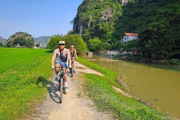 Hanoi: Trang An, Local Family, Bich Dong, Mua Cave Private Tour