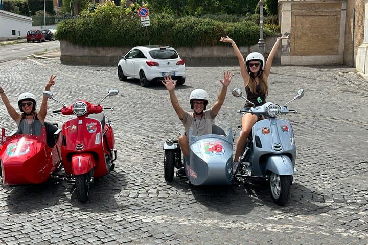 Rome Private/Group Tour in a Vespa Sidecar Style for 90 Minutes