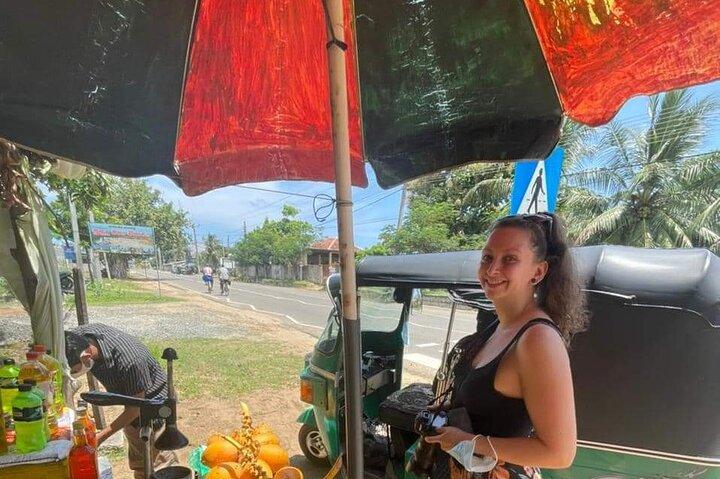 Modern Colombo City Tour with Local Food Experiences