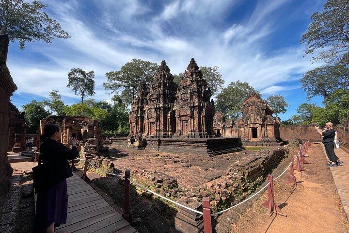 Siem Reap: Kulen Waterfall, Banteay Srei, and Beng Mealea Tour