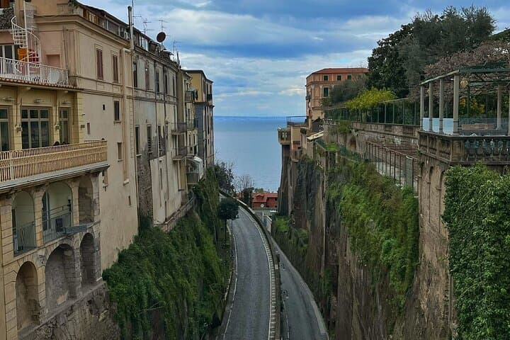 Transfers from Naples to Sorrento Positano Amalfi Ravello Maiori