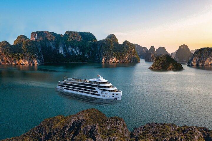 Hanoi to Halong Bay: Luxury Full-Day Luna Cruise Premium Tour