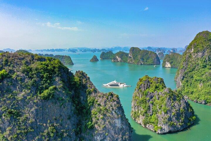 Top Halong Bay Luxury Tour: Sea Octopus Day Cruise from Hanoi