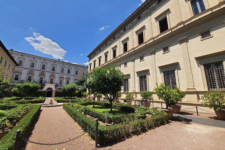 Villa Farnesina and Raphael's Works Private Guided Tour by Maria