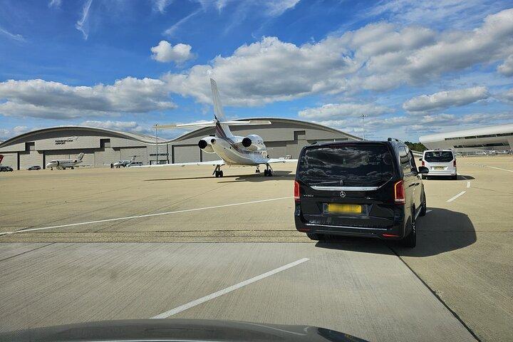 Private limo transfers Gatwick Airport to/from any London hotel