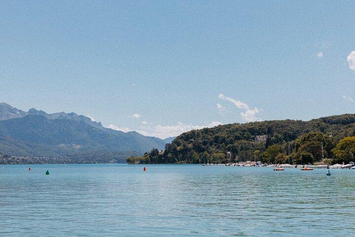 Pérouges & Annecy Private Day Trip with Food Tasting from Lyon