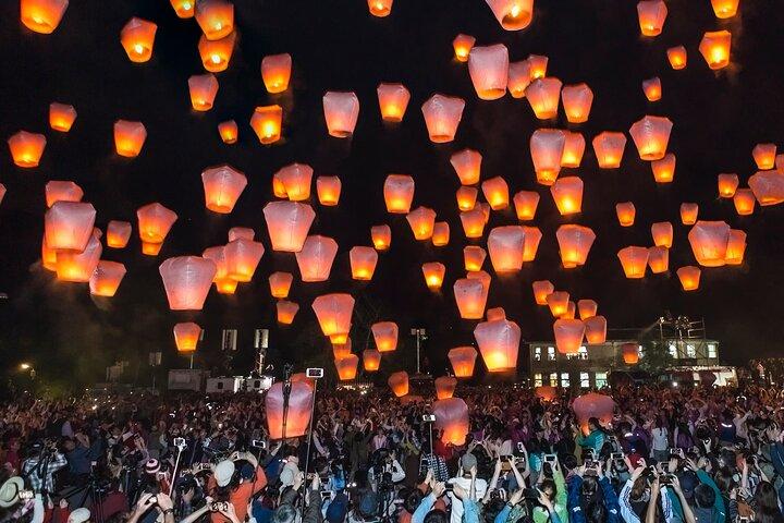 Jiufen, Shifen Waterfall & Pingxi Sky Lantern Private Tour