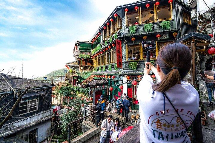 Jiufen, Shifen Waterfall & Pingxi Sky Lantern Private Tour
