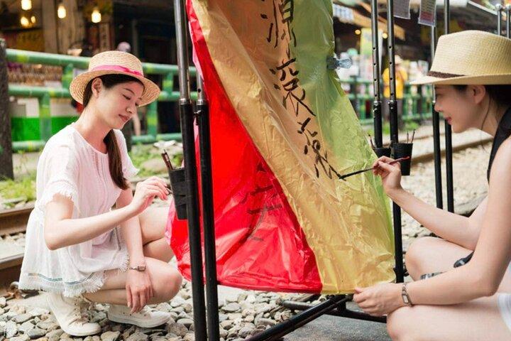Jiufen, Shifen Waterfall & Pingxi Sky Lantern Private Tour