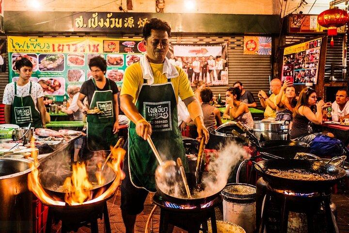 Bangkok Night Tour: Chao Phraya Boat, Tuk-Tuk & Chinatown Food