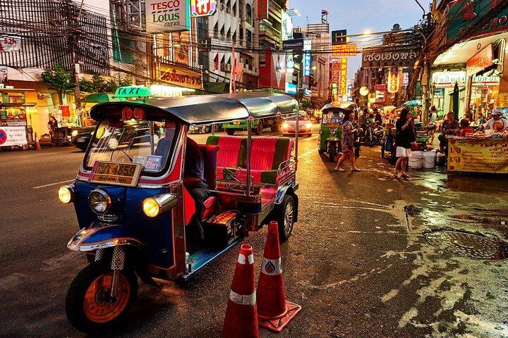 Bangkok Night Tour: Chao Phraya Boat, Tuk-Tuk & Chinatown Food