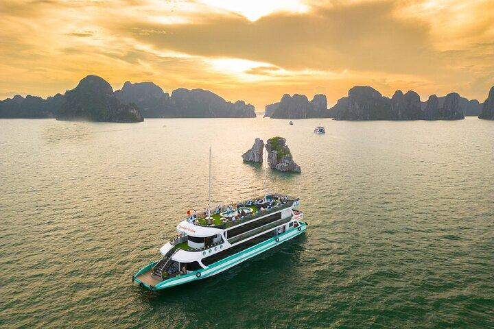Halong 6 hours Boat tour with Cave, Kayak, lunch, transfer high-way from Hanoi
