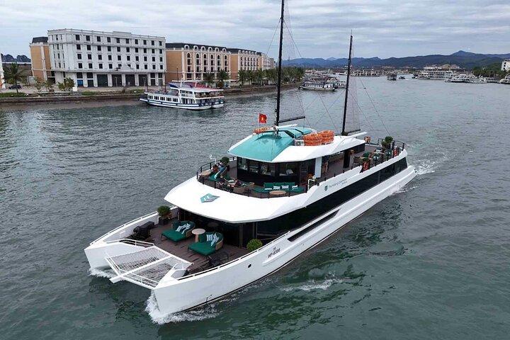 Halong Bay and Lan Ha Bay 5-Star Luxury Cruise Experience