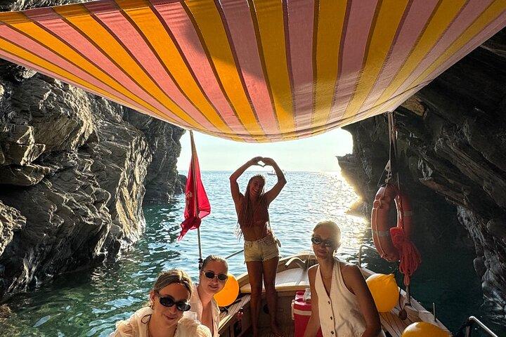 Swim&Enjoy 5 terre on the PINK Hyena with Captain Jenny!