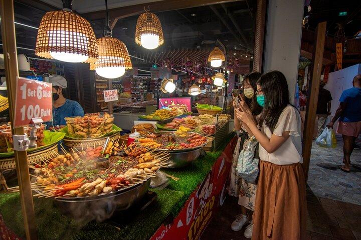 Bangkok Night Tour: Chao Phraya Boat, Tuk-Tuk & Chinatown Food