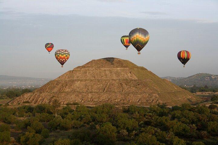Private Tour: Teotihuacan Pyramids Hot Air Balloon Ride