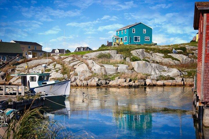 Day Trip to Lunenburg, Mahone Bay and Peggy's Cove from Halifax