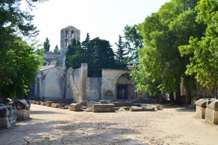 Historical Walking Tour of Ancient Arles with an APP