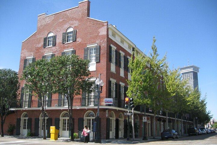 New Orleans Arts District Gallery Tour with Champagne