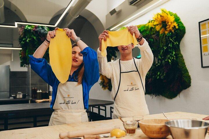 Small-Group Pasta Cooking Class and Market Tour in Florence