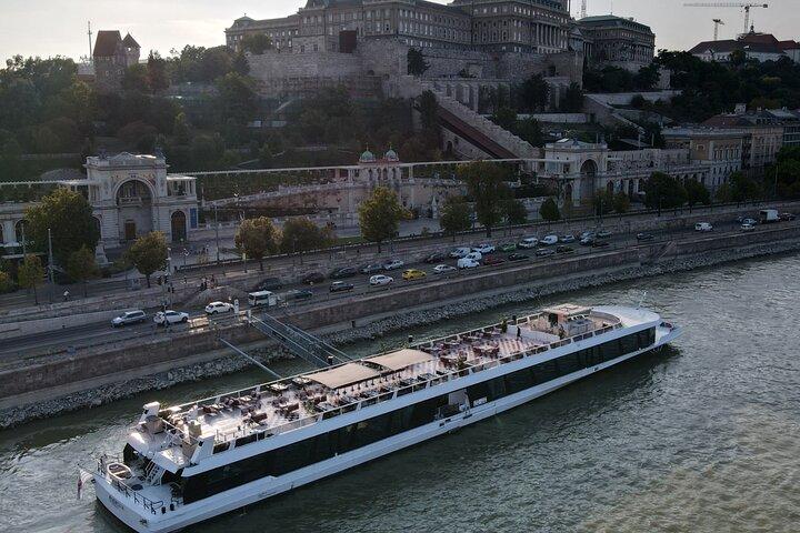 Budapest:Premium Dinner Cruise-Live Music & Unlimited Drinks