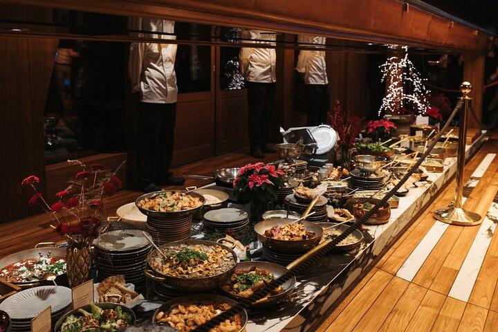 Budapest:Premium Dinner Cruise-Live Music & Unlimited Drinks