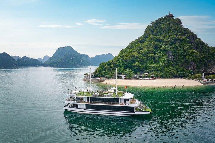 Hanoi to Halong Bay : Day Cruise with Buffet, Jacuzzi & Limousine