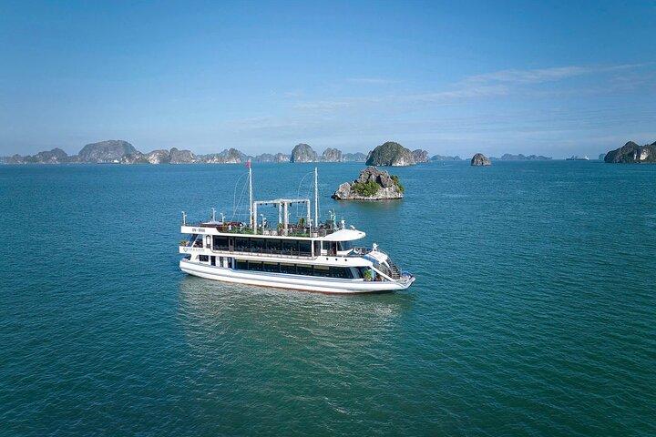 Ha Long Bay Luxury Day Cruise from Hanoi with Buffet Lunch