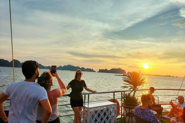 Ha Long Bay Luxury Day Cruise from Hanoi with Buffet Lunch