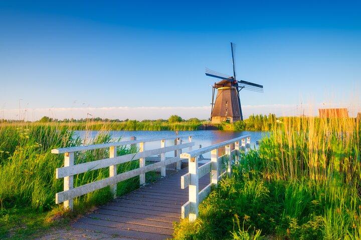 Private transfer: Amsterdam to Kinderdijk, 2h stop De Haar Castle