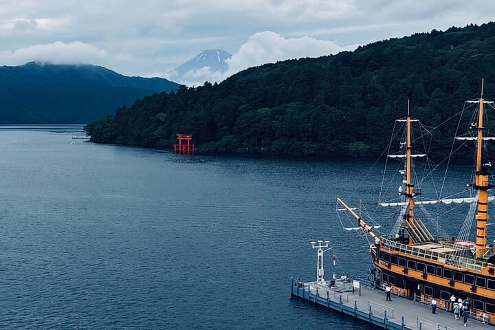 Fuji and Hakone Private Tour with English Guide and Photography