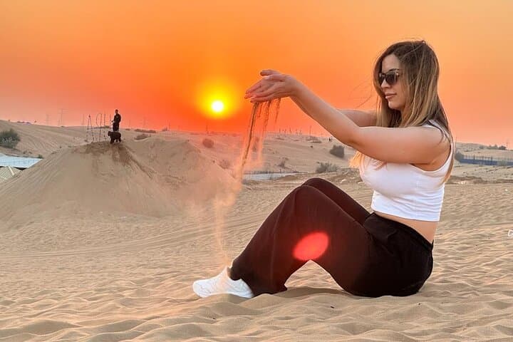 VIP Red Dune Safari with Pick/Drop BBQ Dinner Camelride sandbord.
