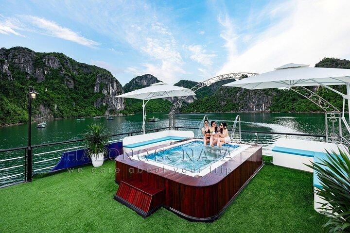 Ha Noi: Ha Long Bay 5 Star Cruise with Live Music & Buffet Lunch