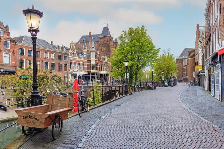 Private transfer from Amsterdam to Brussels, 2h stop in Utrecht