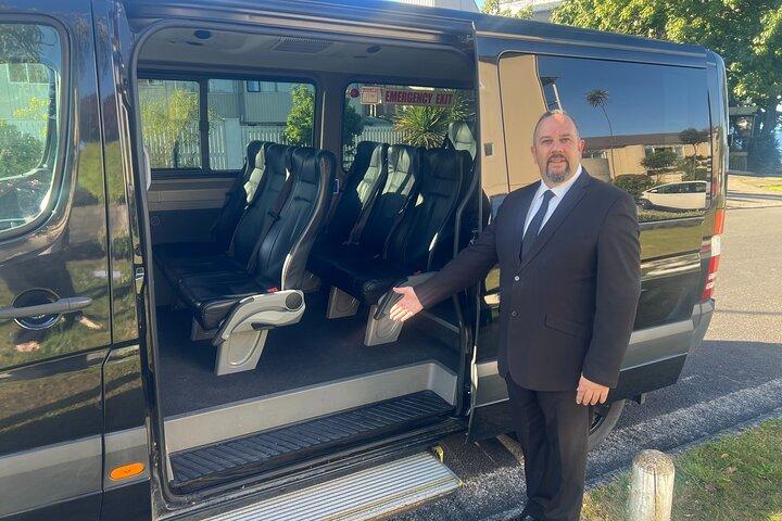 Luxury Auckland Private Tour in Modern Black Mercedes Tourer
