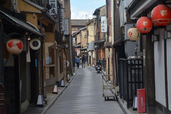 Kyoto Gion Tour with Cuisine and Maiko Show (private in option)