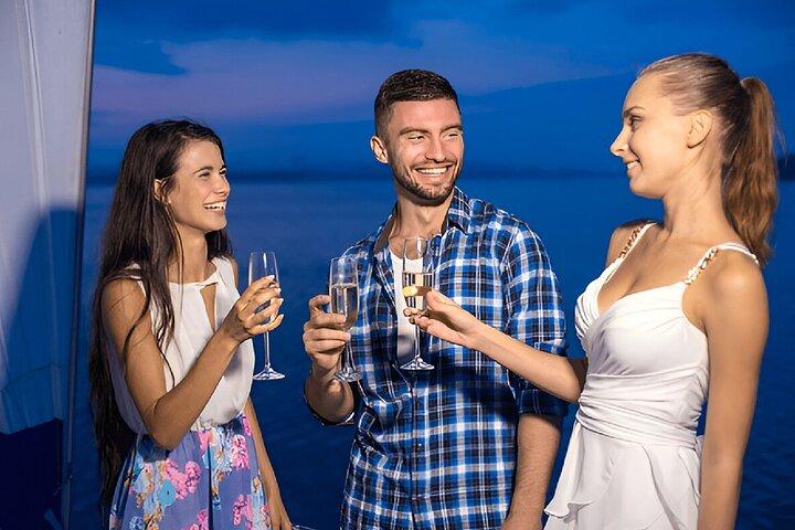 Burj Al Arab: 2-Hour Yacht Tour with BBQ Dinner and Drinks