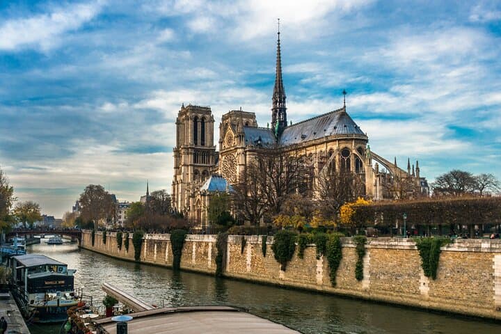 Taxi Paris Charles de Gaulle Airport to Paris in Private Minivan