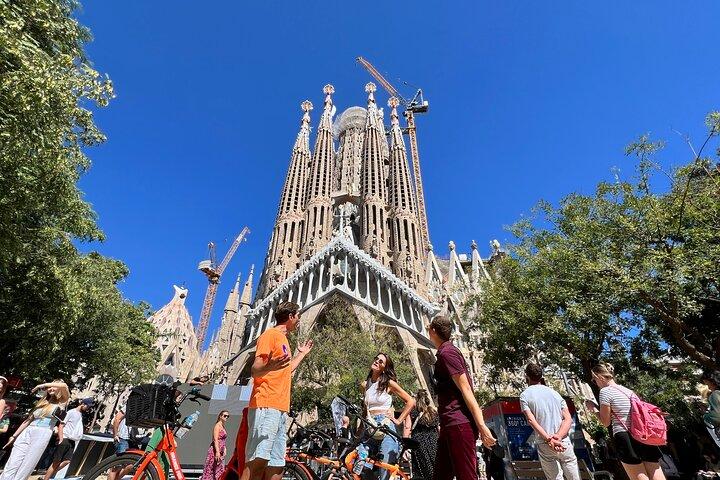 Barcelona Bike / E-Bike Tour: Gaudí Highlights & Hidden Gems