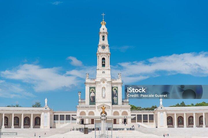 Lisbon to Porto Up to 2 Stops Obidos Nazare or Fatima Aveiro