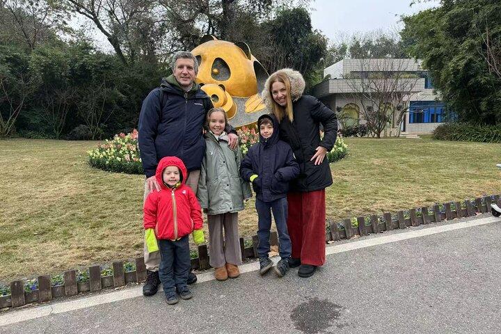 Private Half-Day Tour to Chengdu Panda Base(Optional Volunteer)