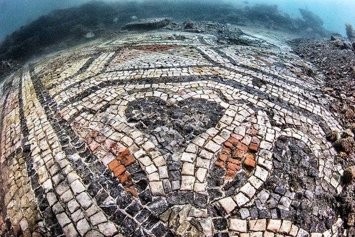 Diving at the Baia Submerged Park for certified divers